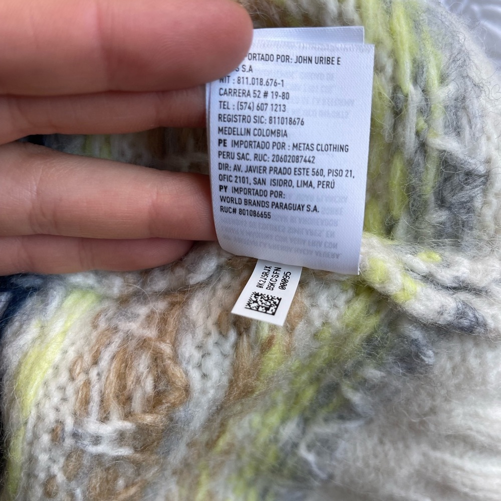 American Eagle Nordic Fair Isle Knit
Cropped Hooded Sweater Hoodie V-neck - Picture 13 of 13